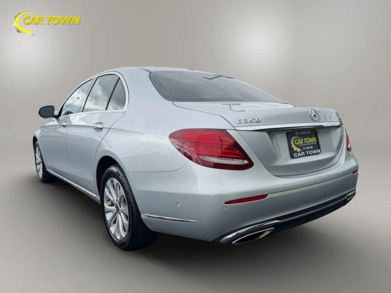 Vehicle photo 13
