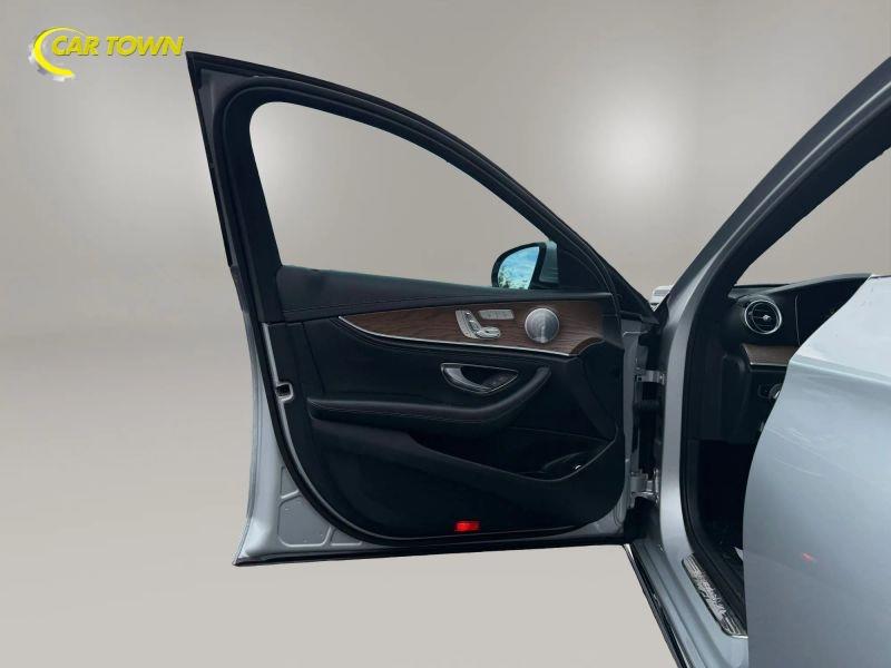 Vehicle photo 17