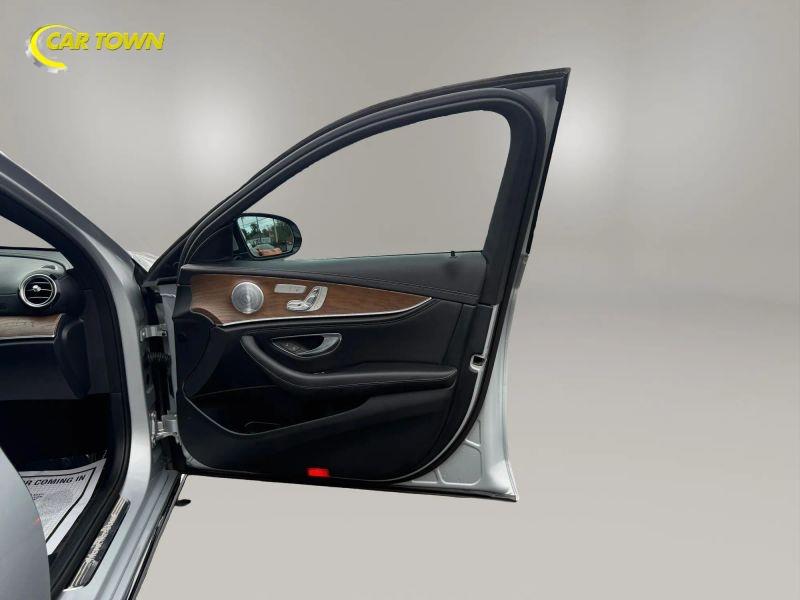 Vehicle photo 20