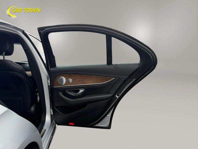 Vehicle photo 22