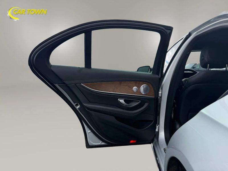 Vehicle photo 24