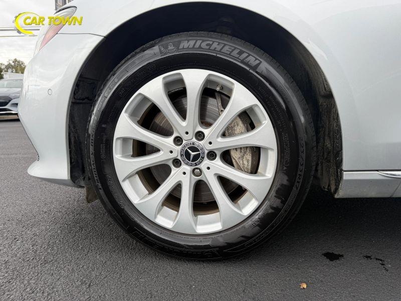 Vehicle photo 25