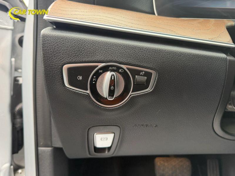 Vehicle photo 26