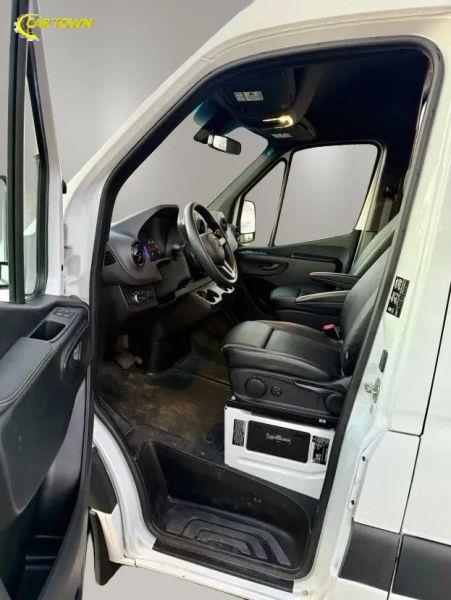 Vehicle photo 12