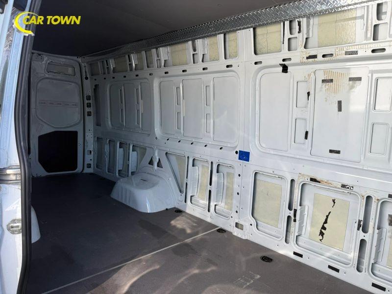 Vehicle photo 17