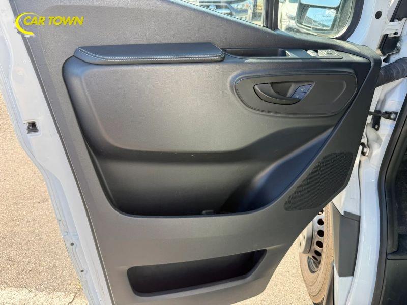 Vehicle photo 19