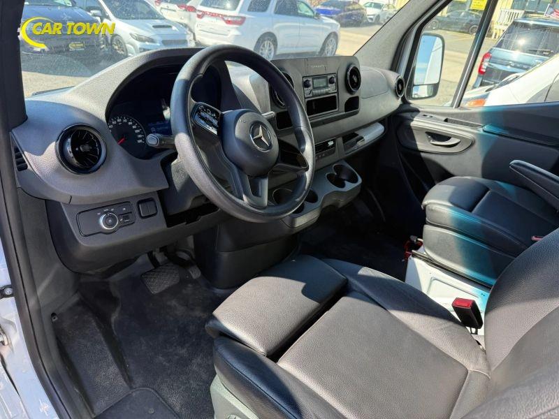 Vehicle photo 23