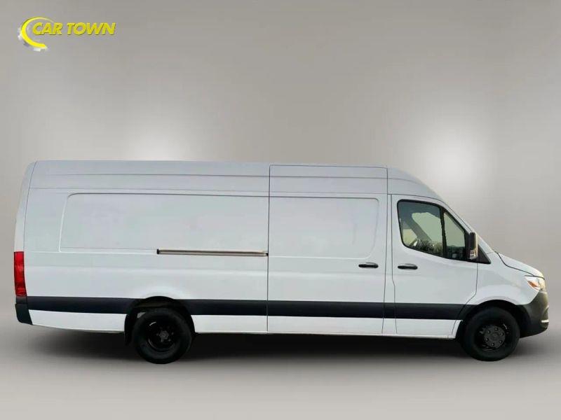Vehicle photo 4