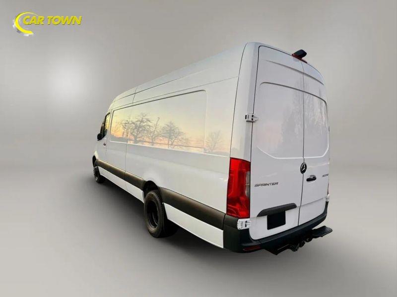 Vehicle photo 6