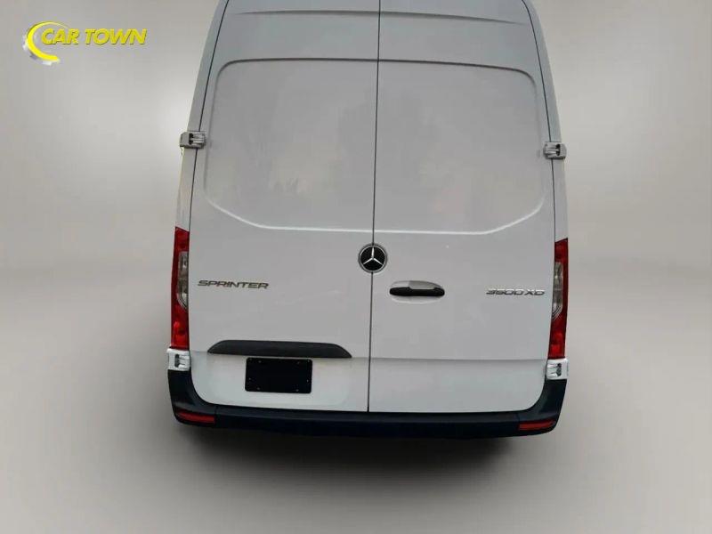 Vehicle photo 7