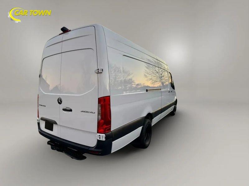 Vehicle photo 8