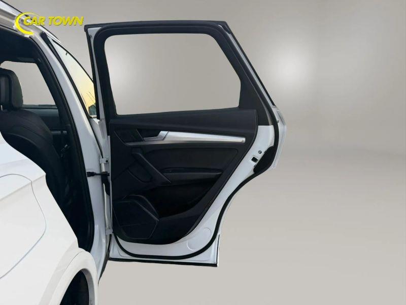 Vehicle photo 24