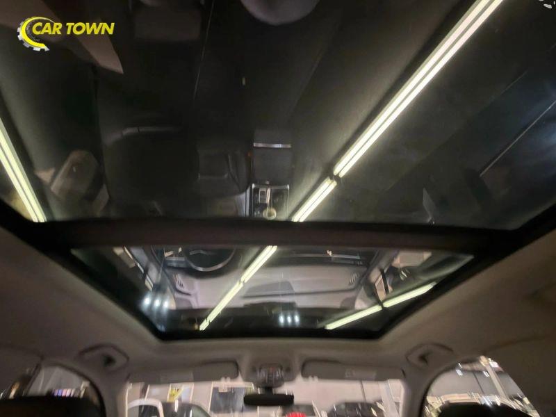 Vehicle photo 30
