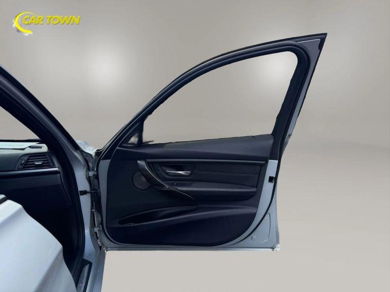 Vehicle photo 20
