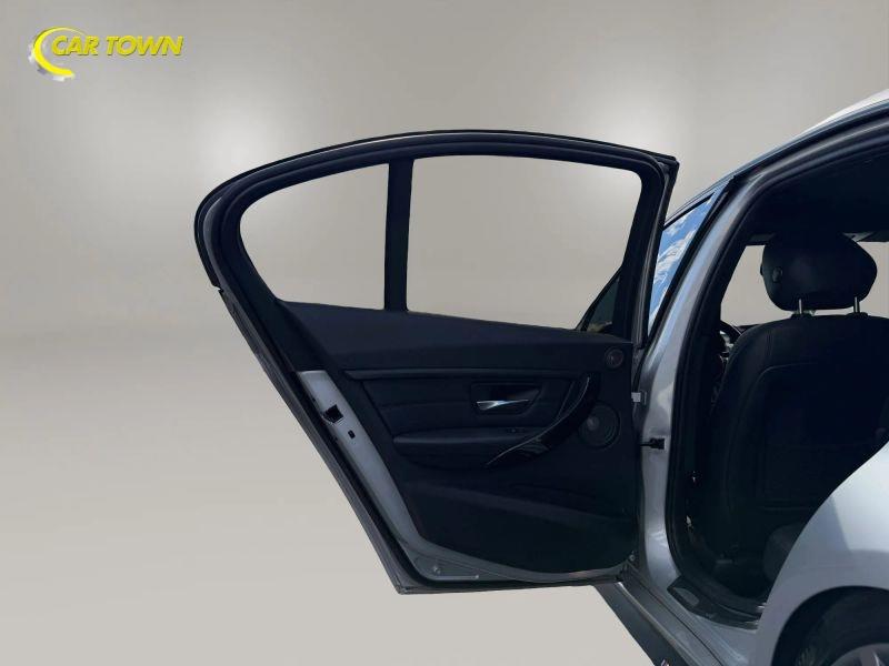 Vehicle photo 24