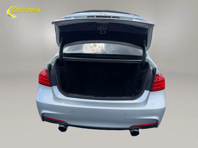 Vehicle photo 32