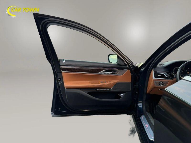 Vehicle photo 16
