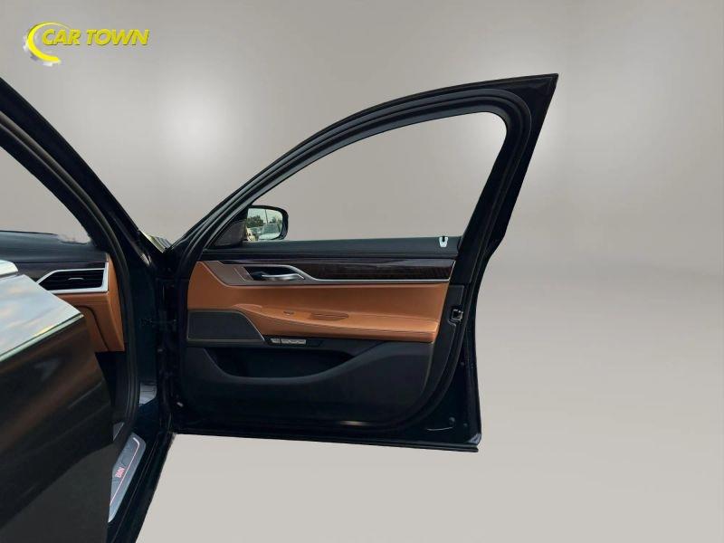 Vehicle photo 20