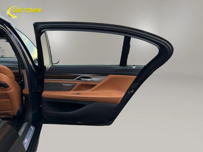 Vehicle photo 22