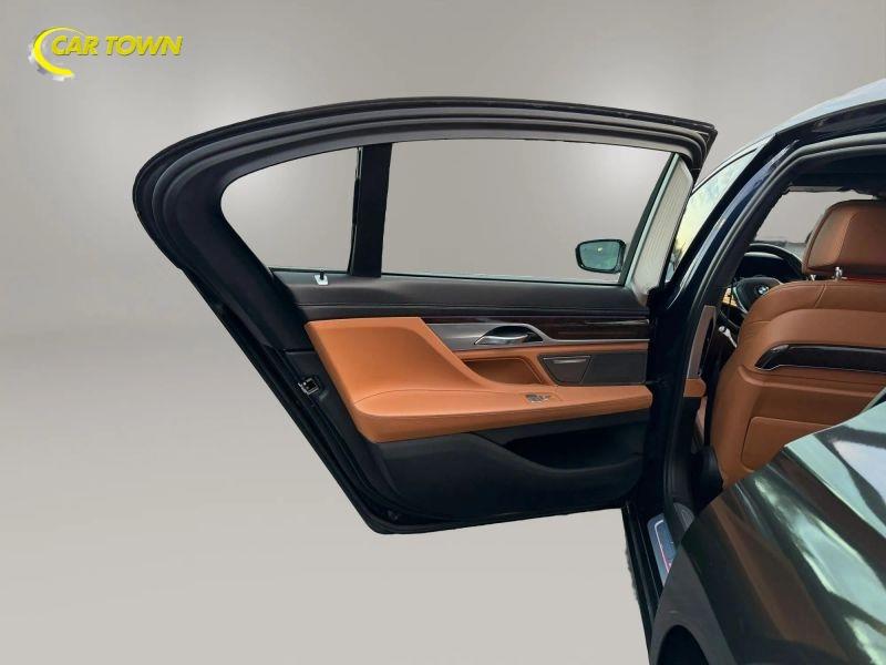 Vehicle photo 24