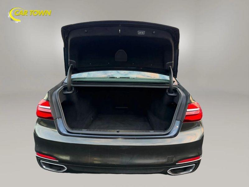 Vehicle photo 25