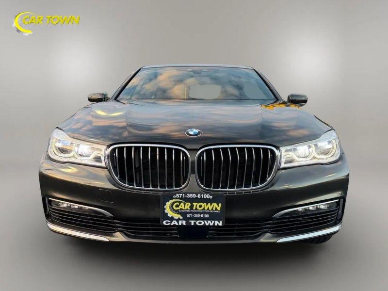 Vehicle photo 4