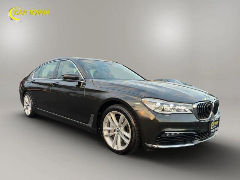 Vehicle photo 6