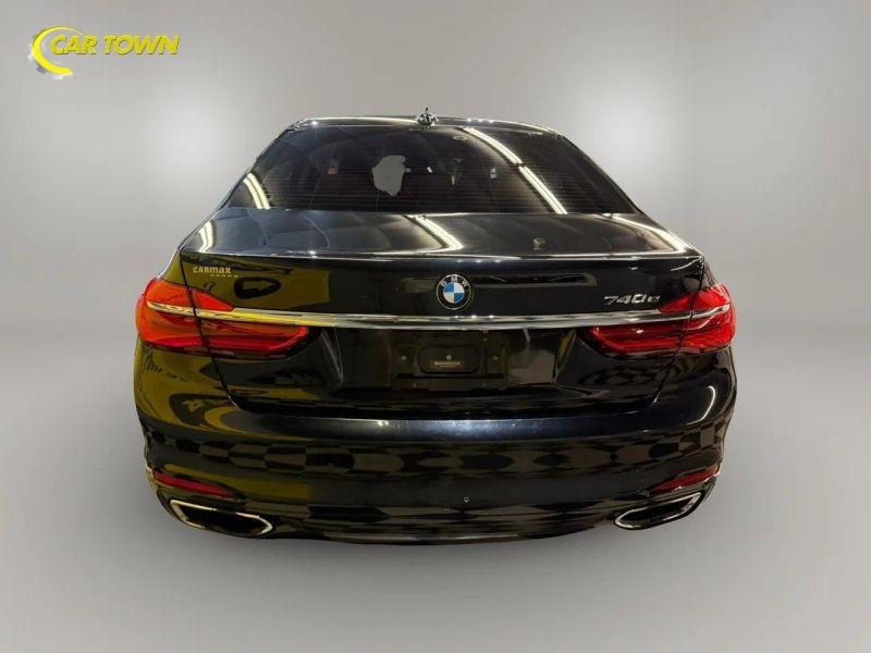 Vehicle photo 11
