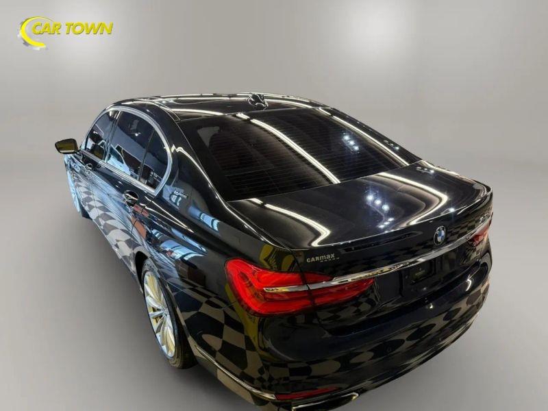 Vehicle photo 12