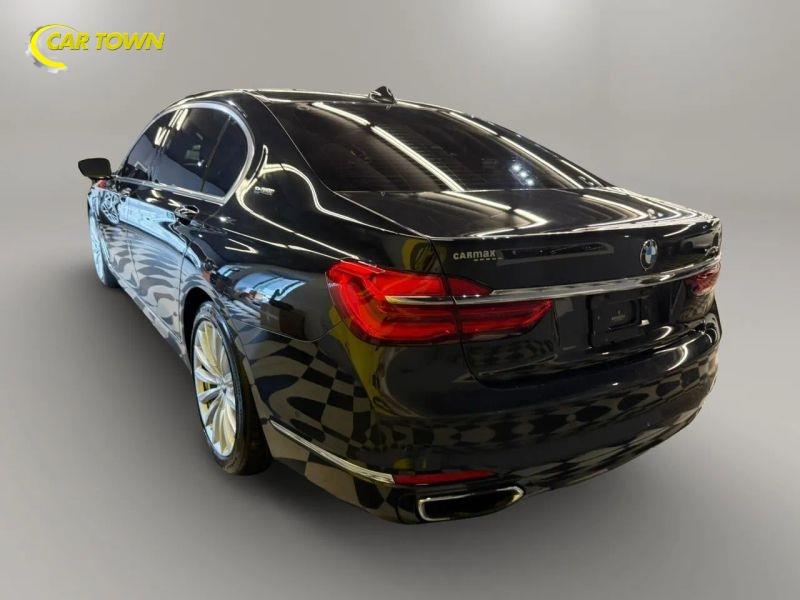 Vehicle photo 13