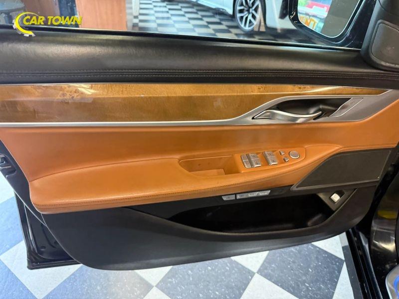 Vehicle photo 19