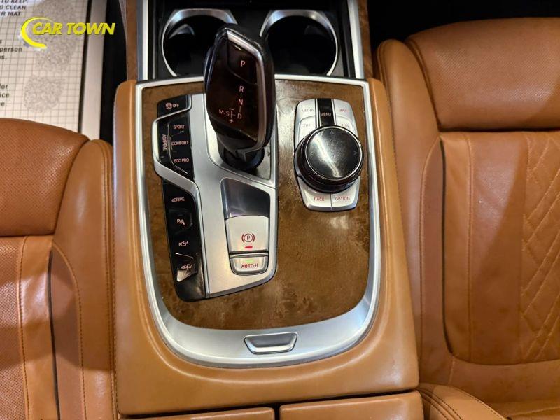 Vehicle photo 21