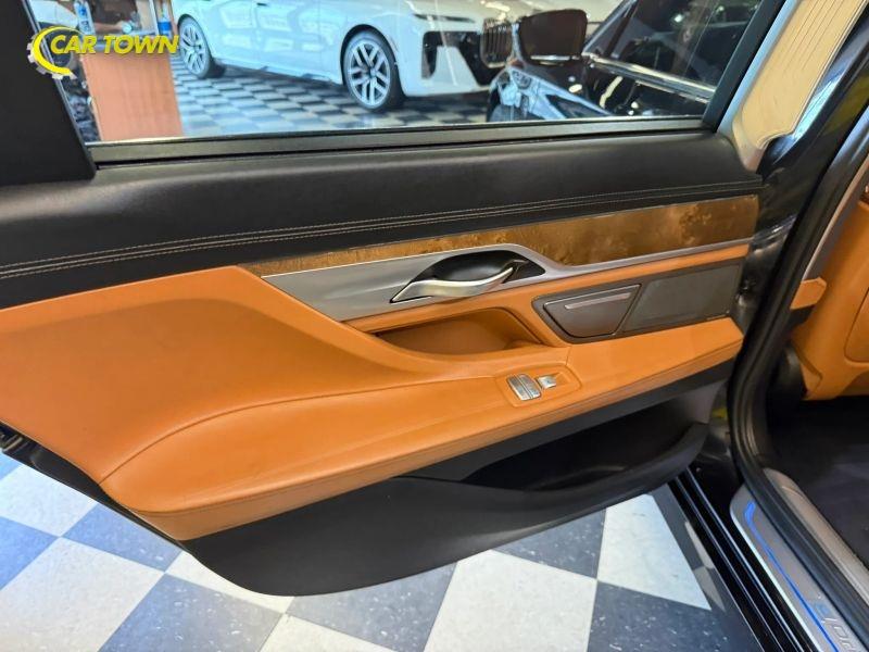 Vehicle photo 24