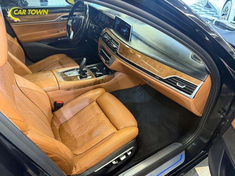 Vehicle photo 25
