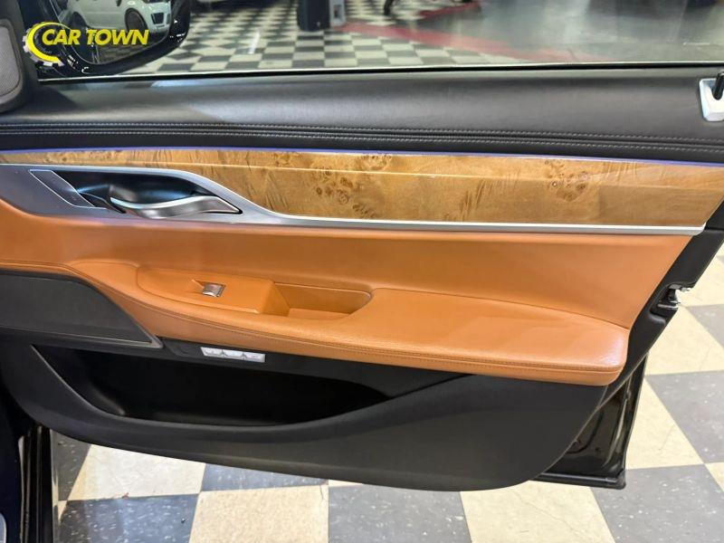 Vehicle photo 28