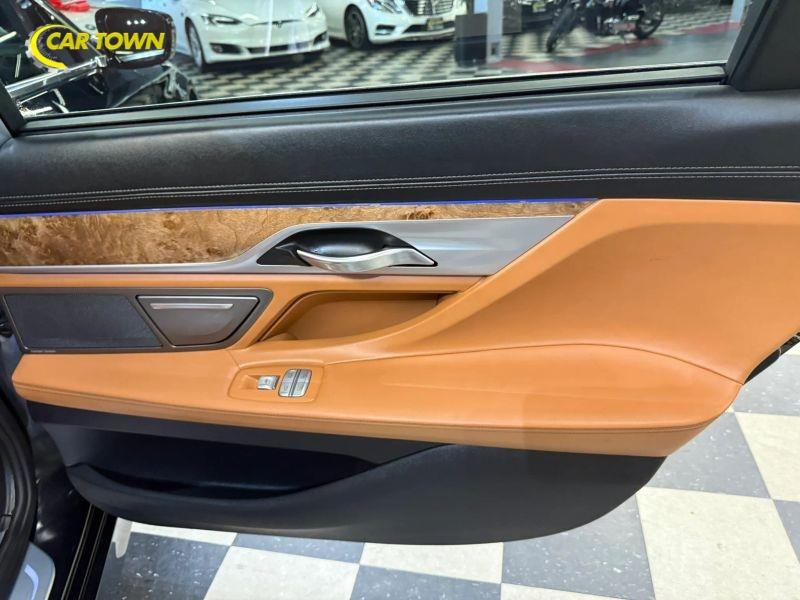 Vehicle photo 30