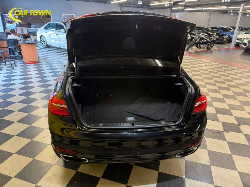Vehicle photo 33