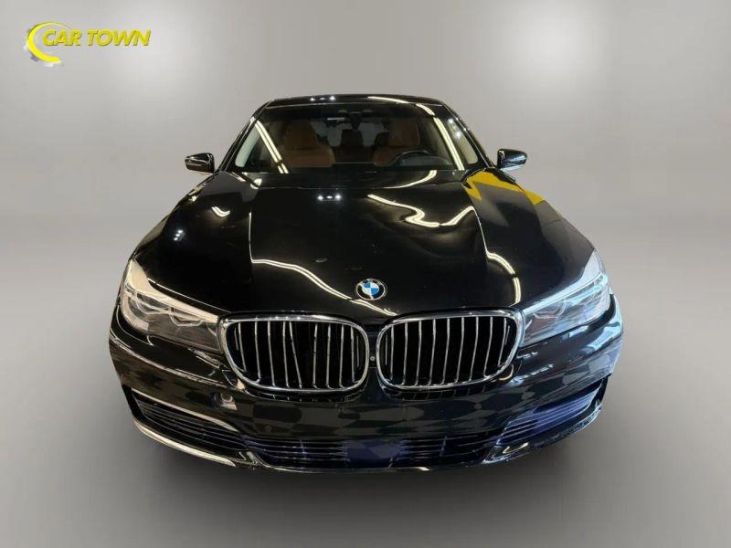 Vehicle photo 4