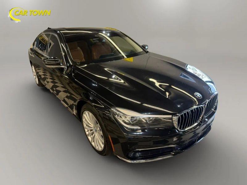 Vehicle photo 5