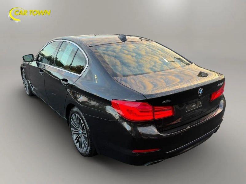 Vehicle photo 12