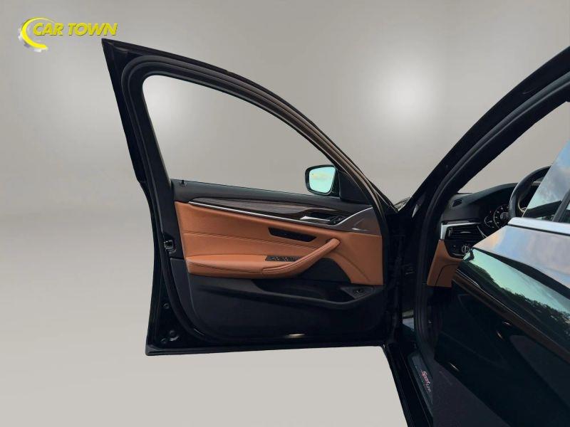 Vehicle photo 17