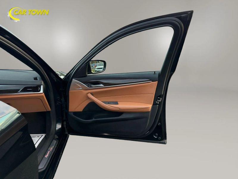 Vehicle photo 19