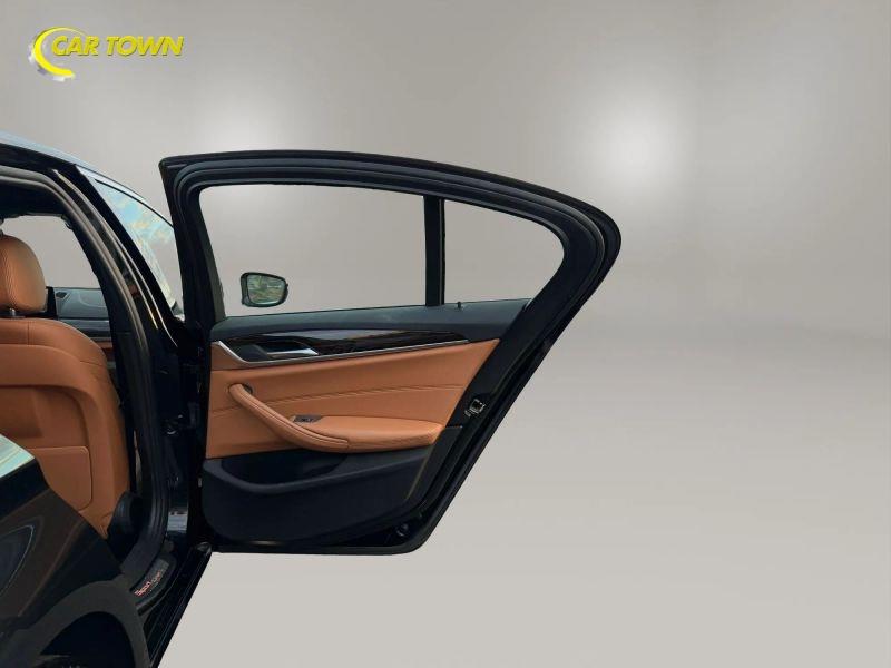 Vehicle photo 21