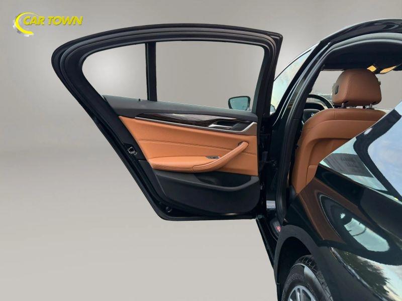 Vehicle photo 23