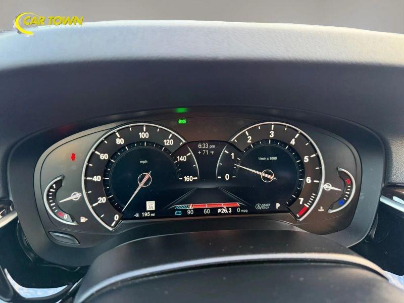 Vehicle photo 30