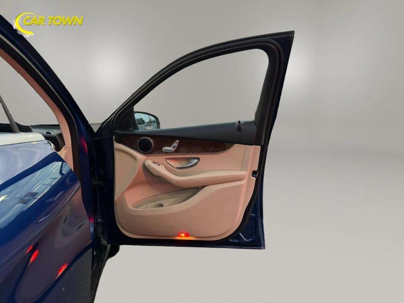 Vehicle photo 19