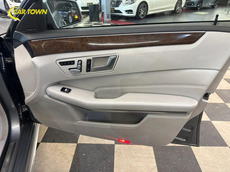 Vehicle photo 26