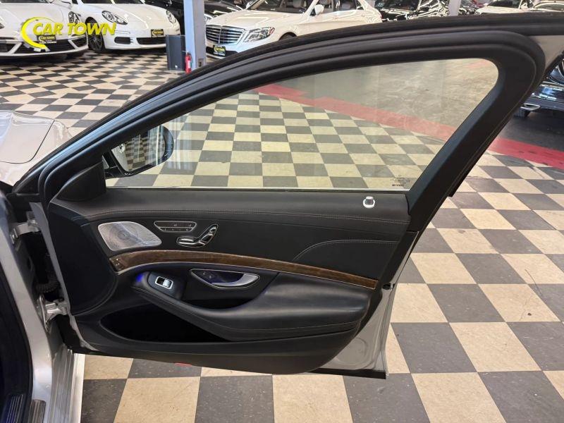 Vehicle photo 28
