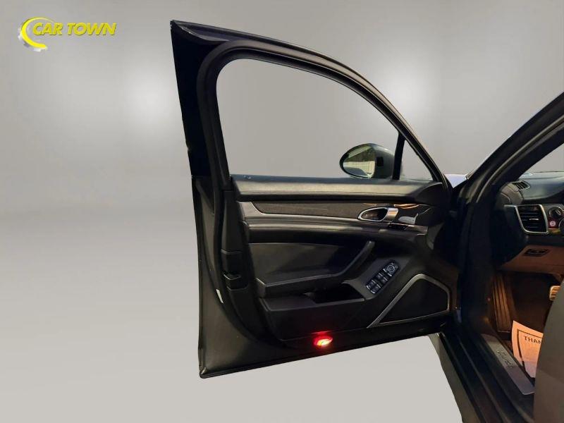 Vehicle photo 17