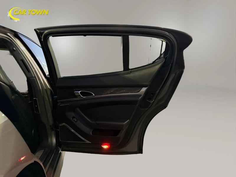 Vehicle photo 24
